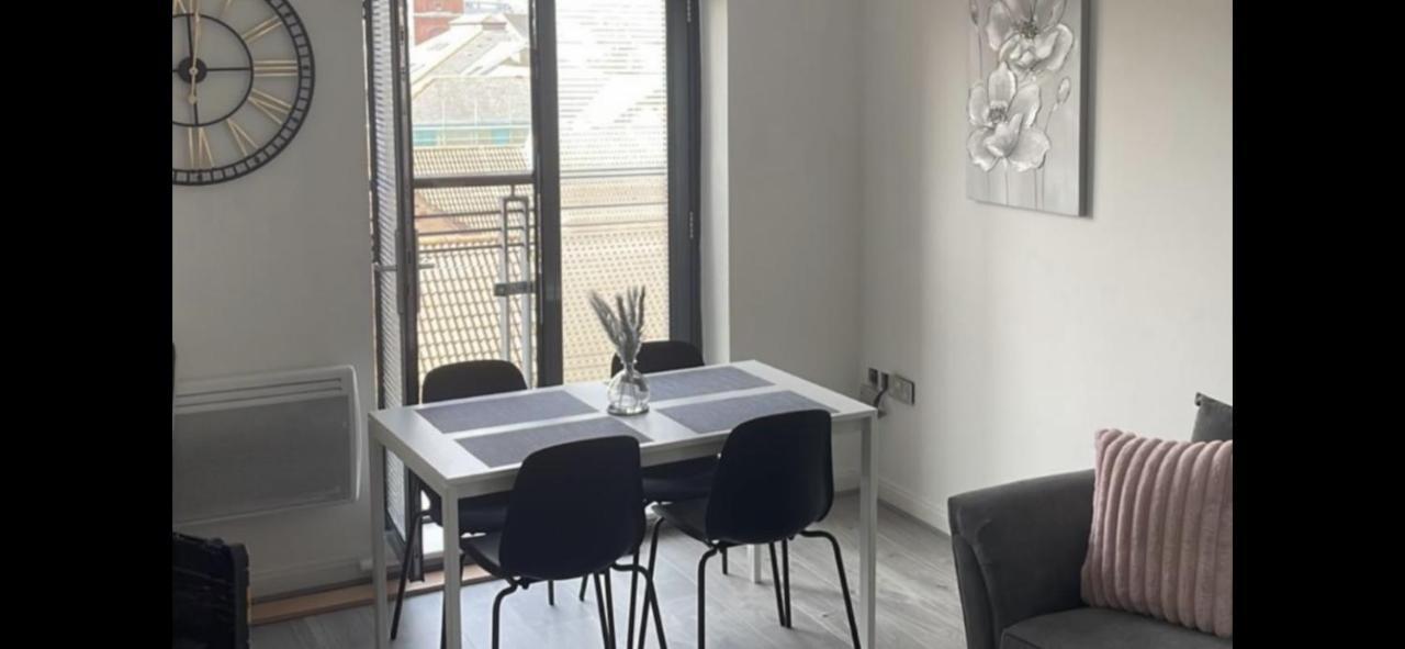 2 Bed Modern Apartment スウォンジー エクステリア 写真