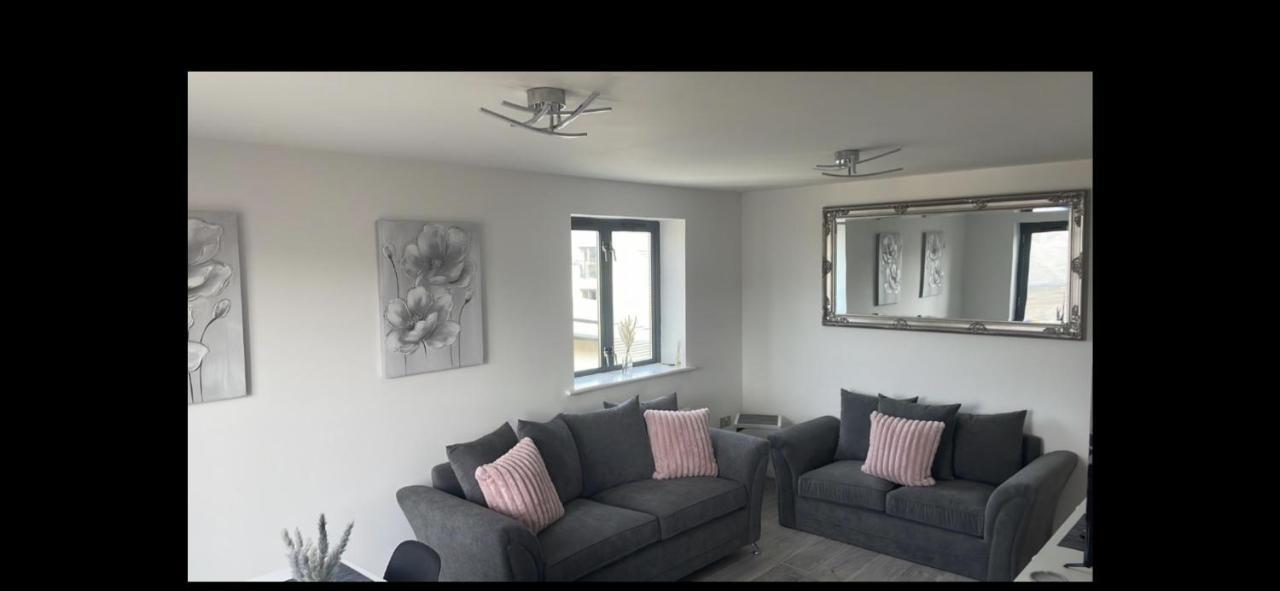 2 Bed Modern Apartment スウォンジー エクステリア 写真