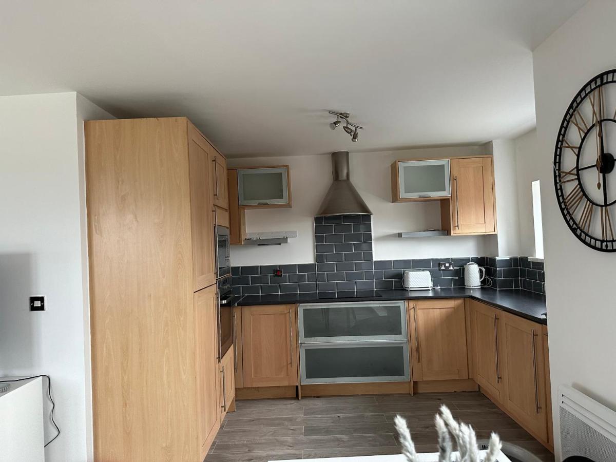 2 Bed Modern Apartment スウォンジー エクステリア 写真