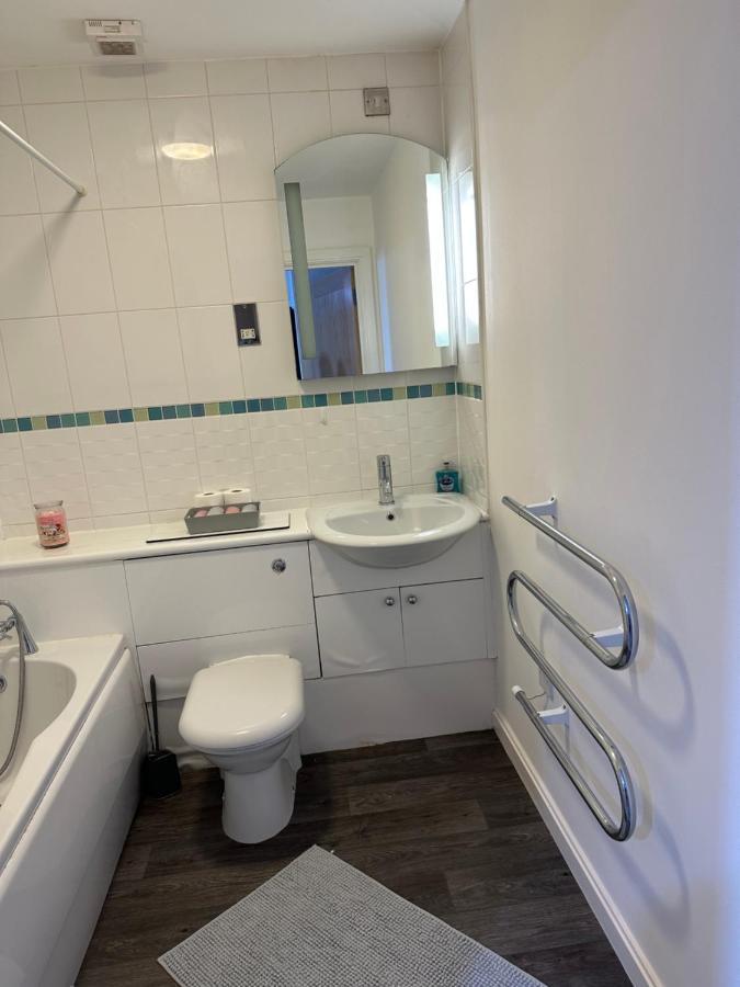 2 Bed Modern Apartment スウォンジー エクステリア 写真