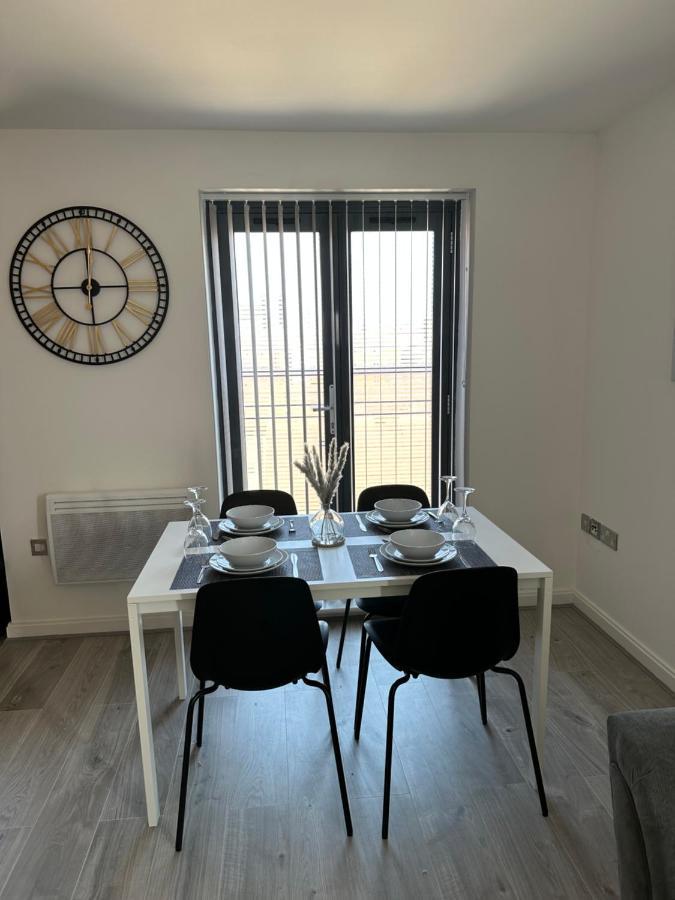 2 Bed Modern Apartment スウォンジー エクステリア 写真