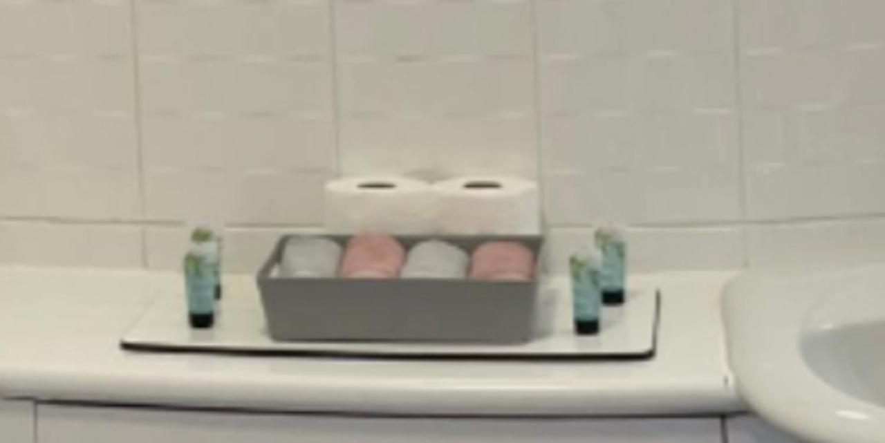2 Bed Modern Apartment スウォンジー エクステリア 写真